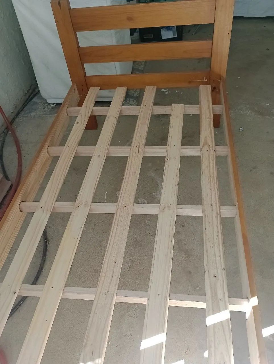 Vendo cama de solteiro madeira  - Foto 3