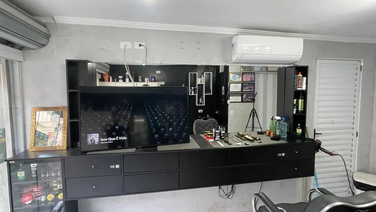 Painel barbearia com espelho 