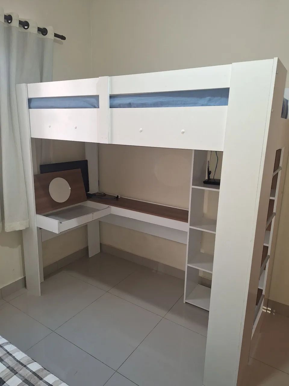 Cama com colchão, escrivaninha e prateleira - Foto 2