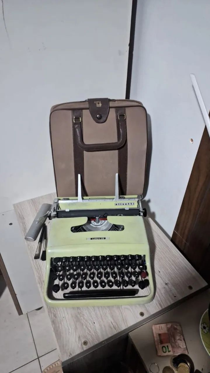 Vendo máquina de datilografia Olivetti Lettera 22 original com case e pinceis.  - Foto 3