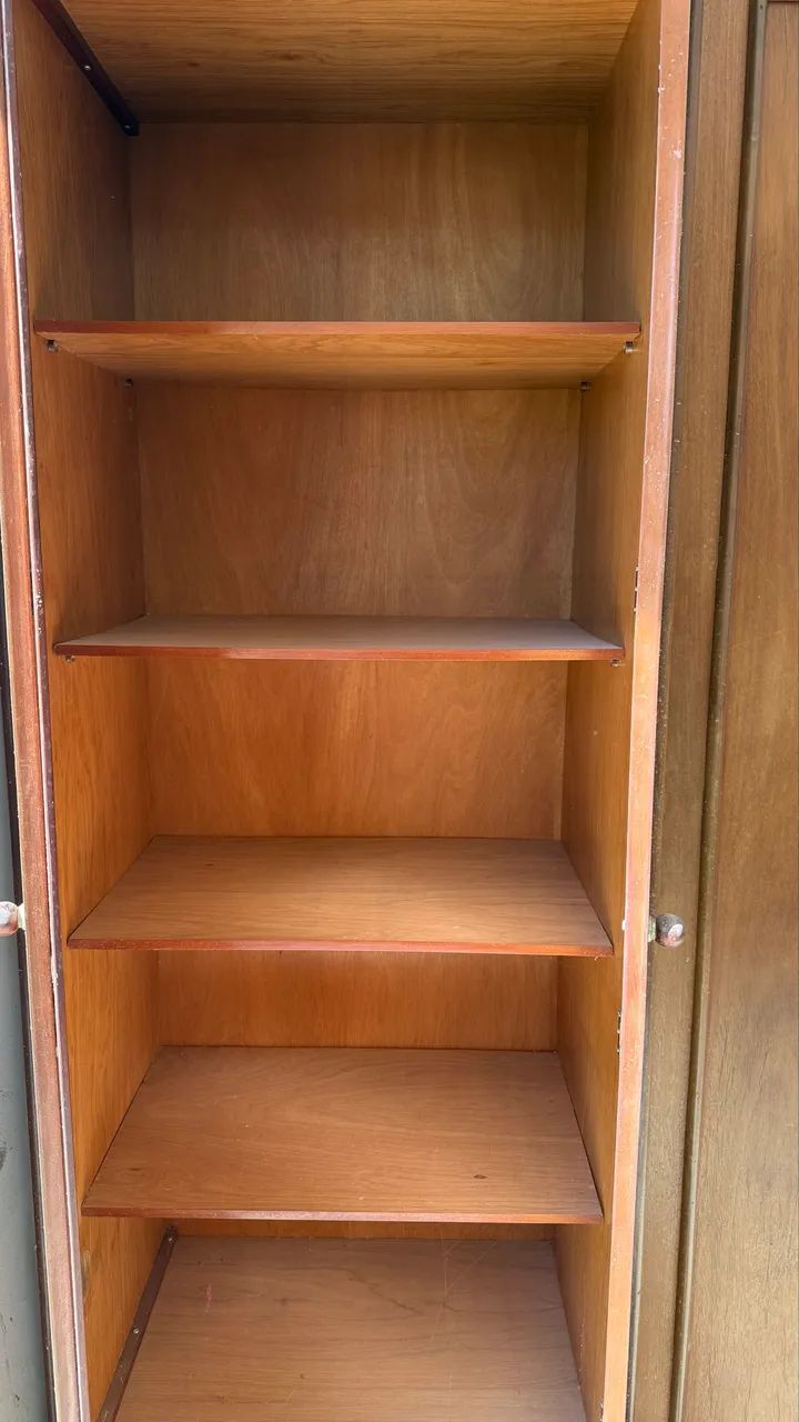 Guarda roupa de madeira 