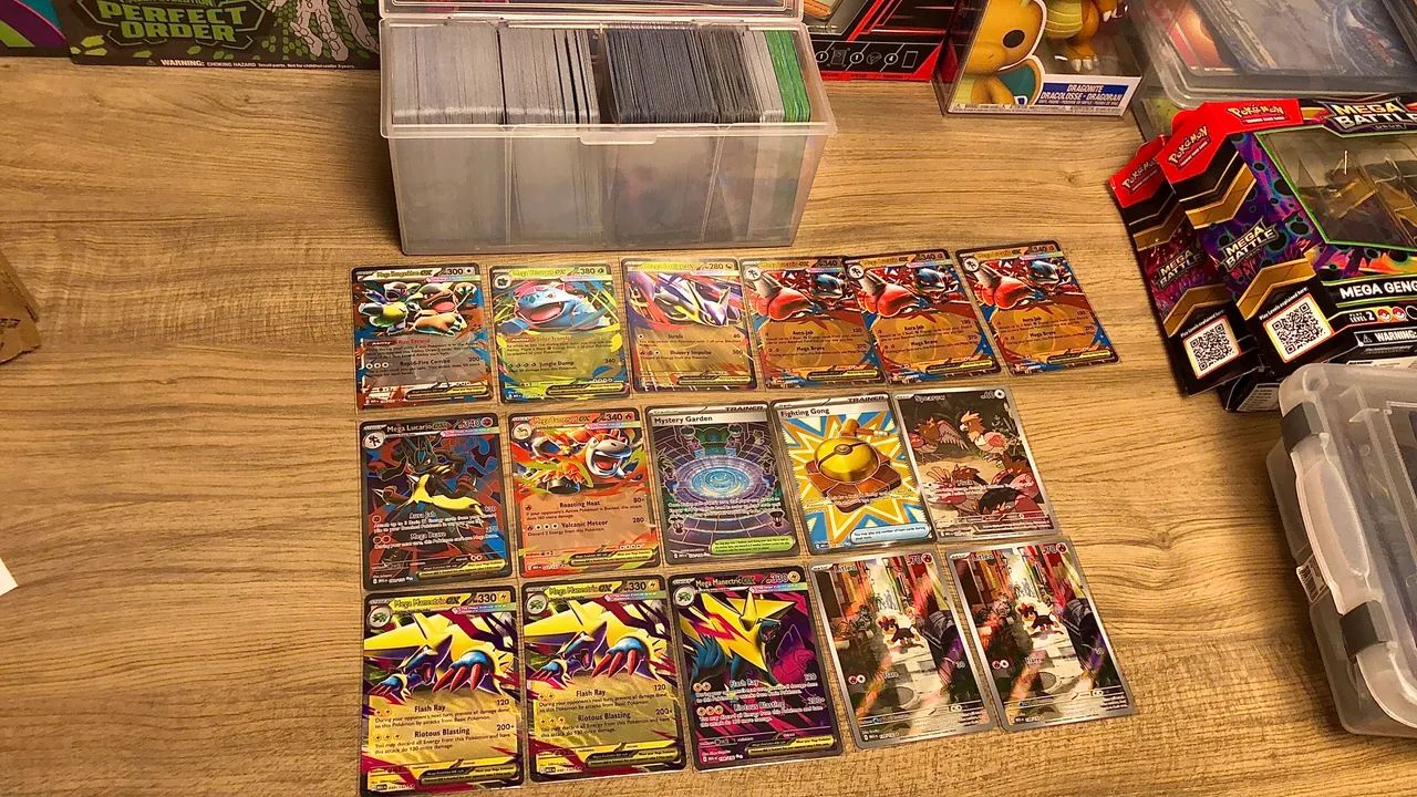 Mega Conjunto Pokémon TCG Mega Evolution + Case / EUA Original Virgem / Envio Rápido