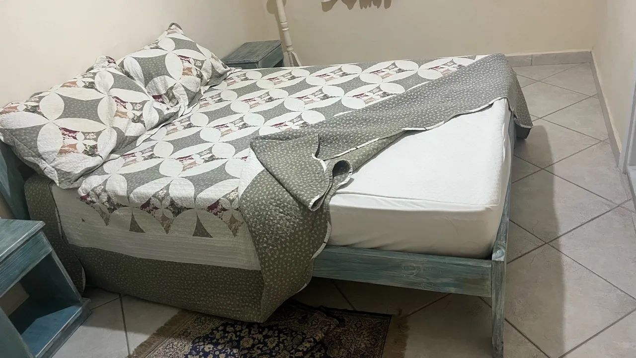 Cama de casal com o colchão e criado mudo  - Foto 2