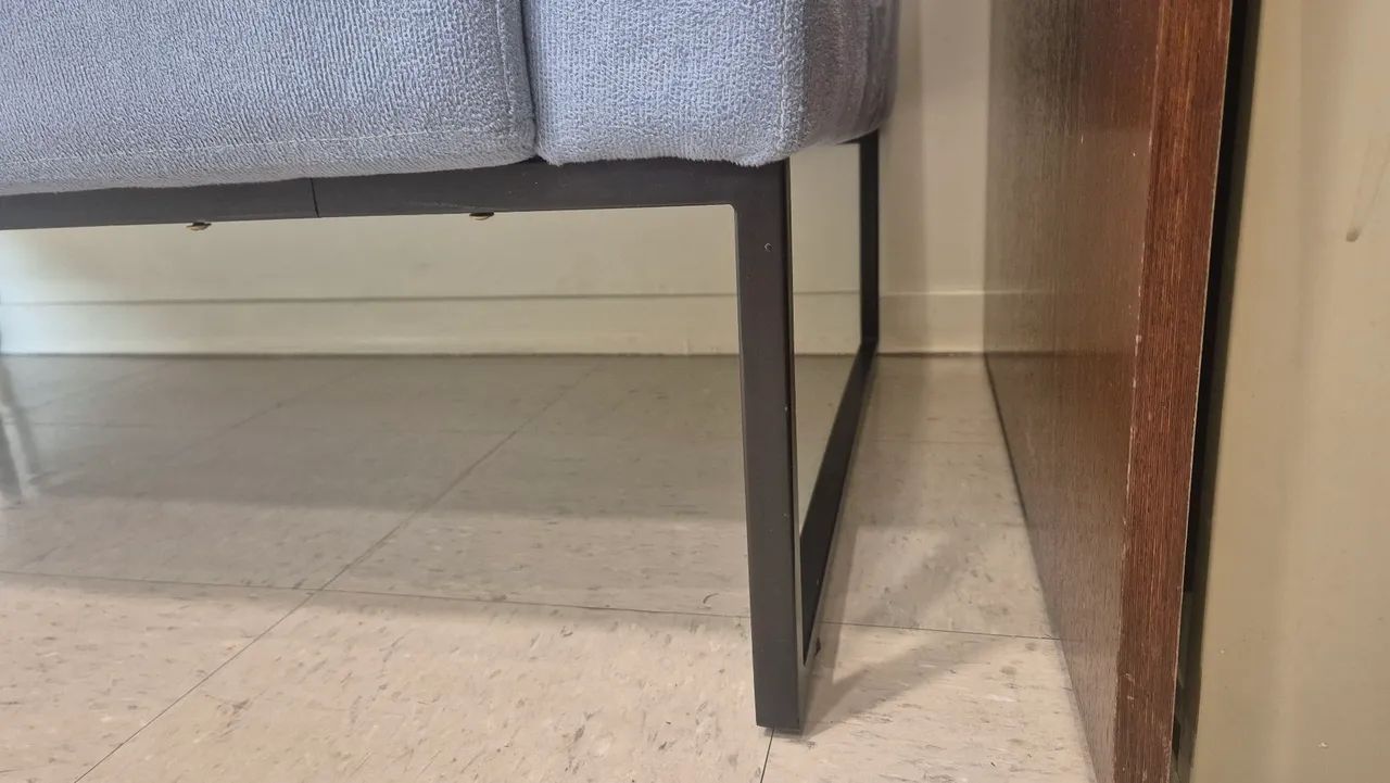 Sofá 2 lugares azul com base de metal preto perfeitas condições  - Foto 4