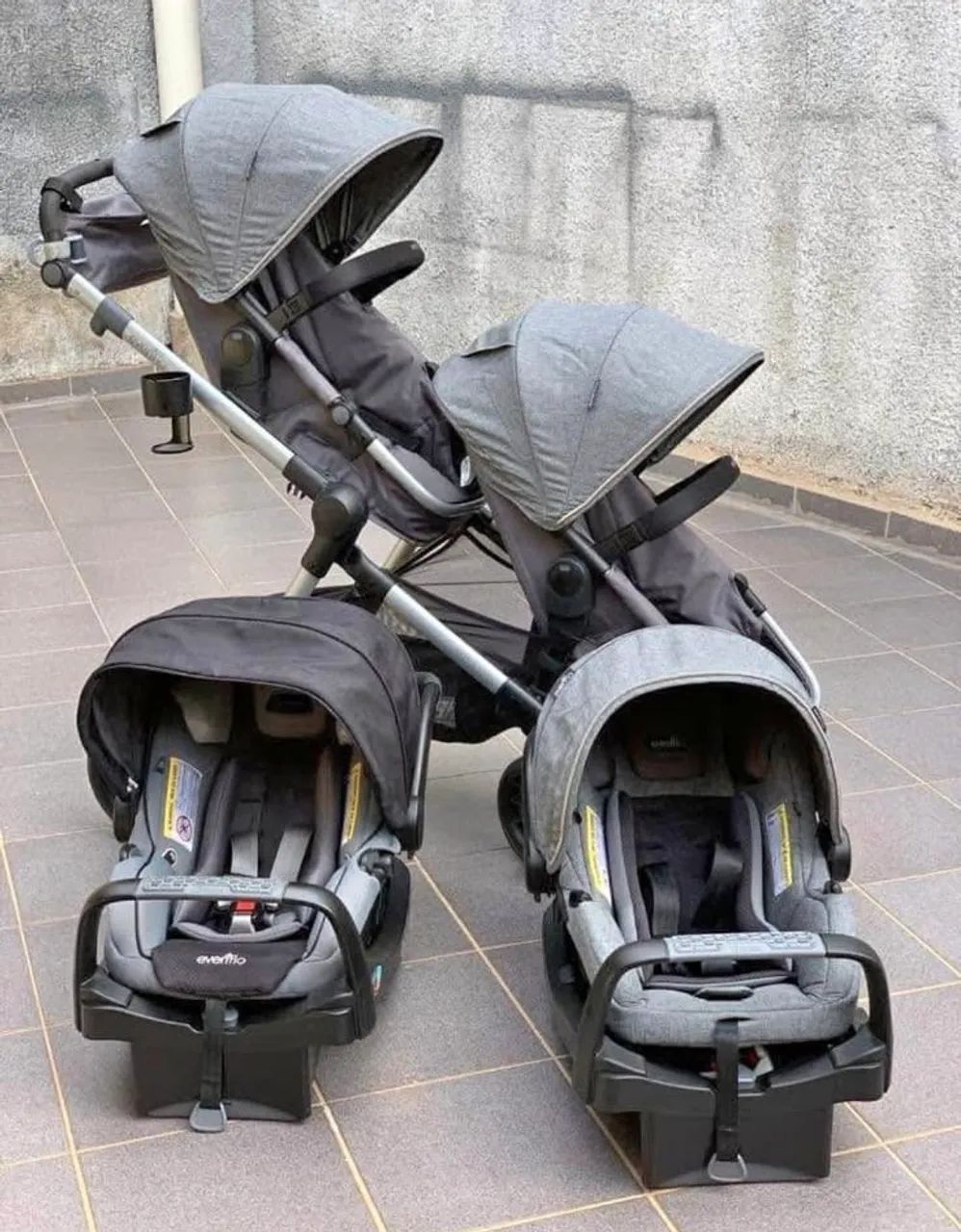 Carrinho de gêmeos com bebê conforto evenflo 