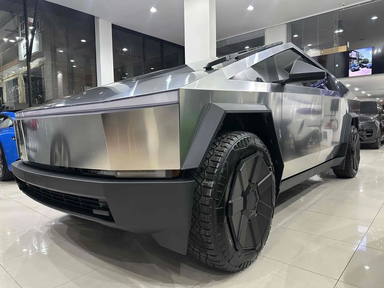 Tesla Cybertruck Foundation, foto 14 de 15