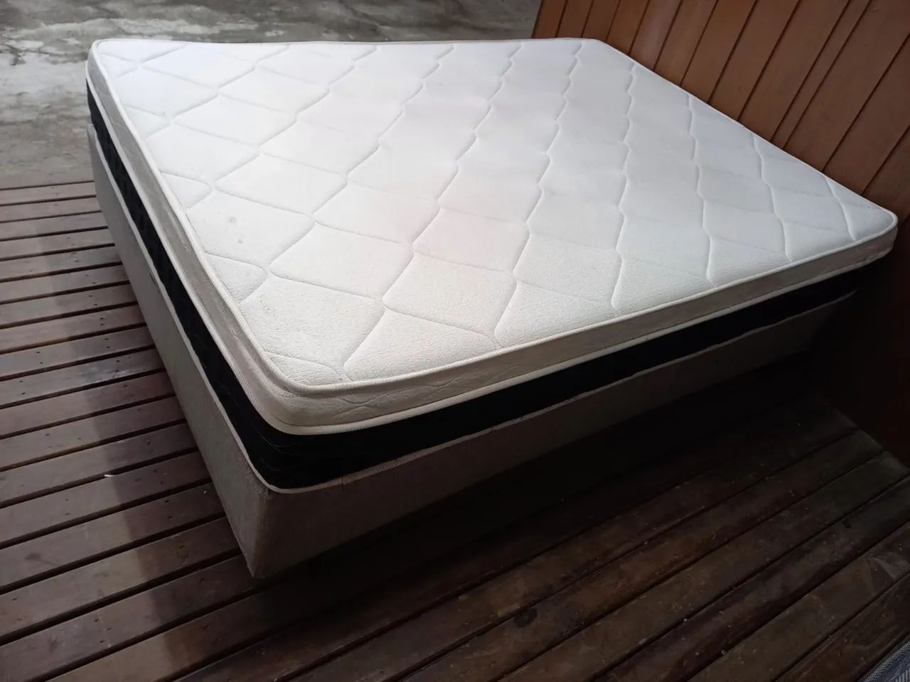 Vendo cama box de casal colchão molas ensacadas em excelente estado 