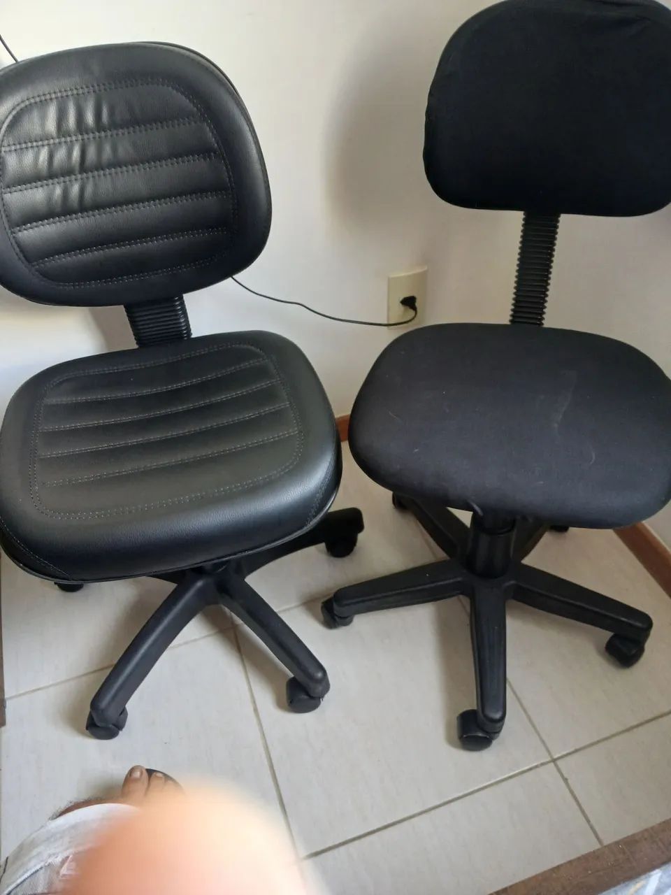 Vende-se  2 cadeiras de escritório tel *