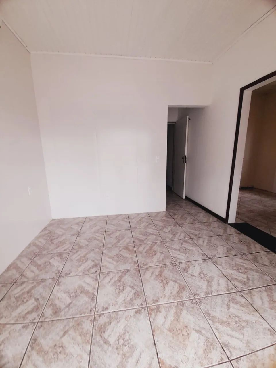 SALA COMERCIAL TÉRREA COM EXCELENTE LOCALIZAÇÃO E ESTACIONAMENTO. - Foto 2