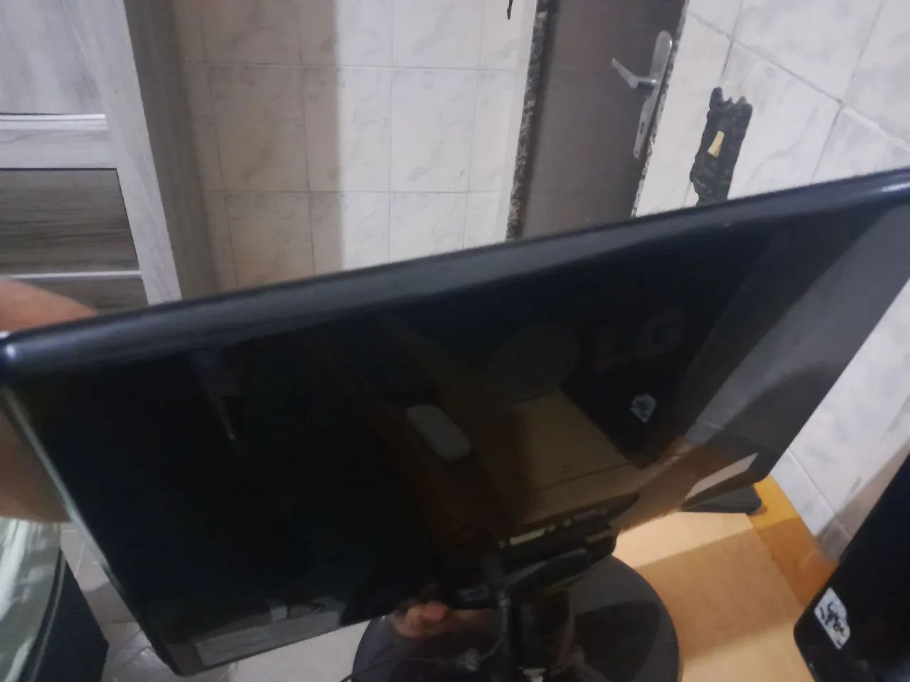 Monitor LG 18,5 Polegadas, Funcionando perfeitamente, acompanha fonte de energia R$ 120,00 - Foto 4