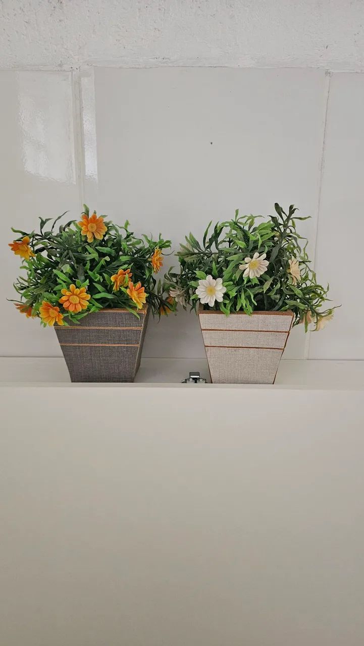 2 vasos de planta artificial 