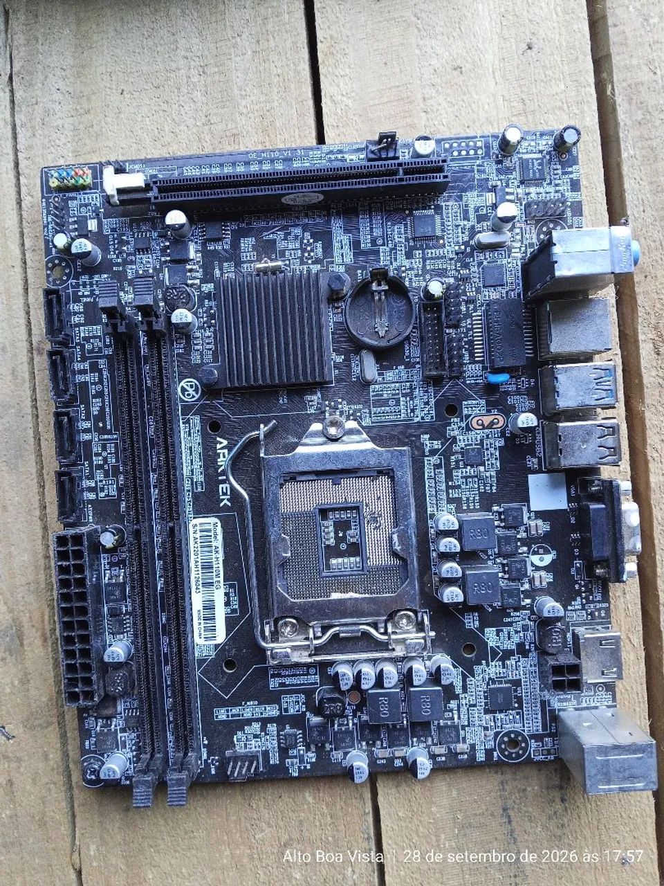 Kit com 2placas mãe com defeito pra consertar ou retirada de peças  - Foto 4