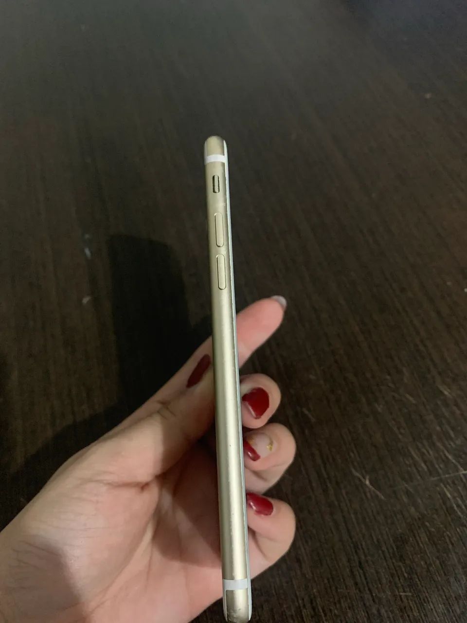 Vendo iPhone 7 64GB, cor dourada ?