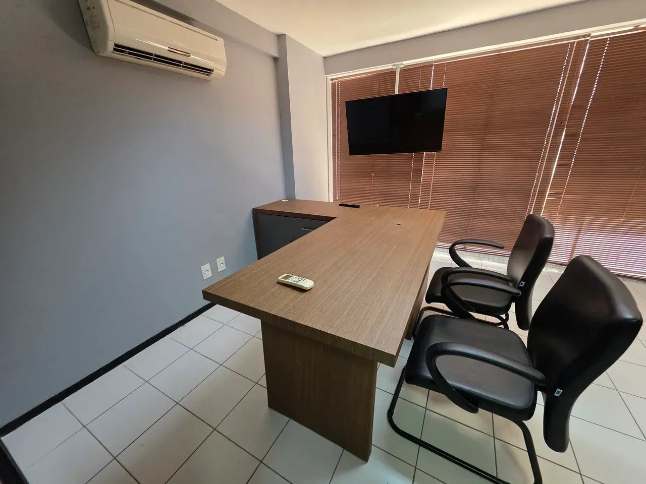 LOCAÇÃO - Belíssima Sala Comercial no Ed. Plenarium - Mobiliada - Foto 4