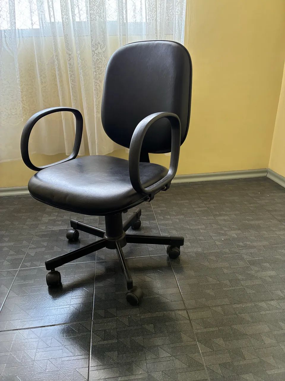  Cadeira de Escritório Preta. - Foto 2
