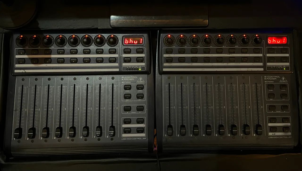Controladoras Behringer BCF2000 