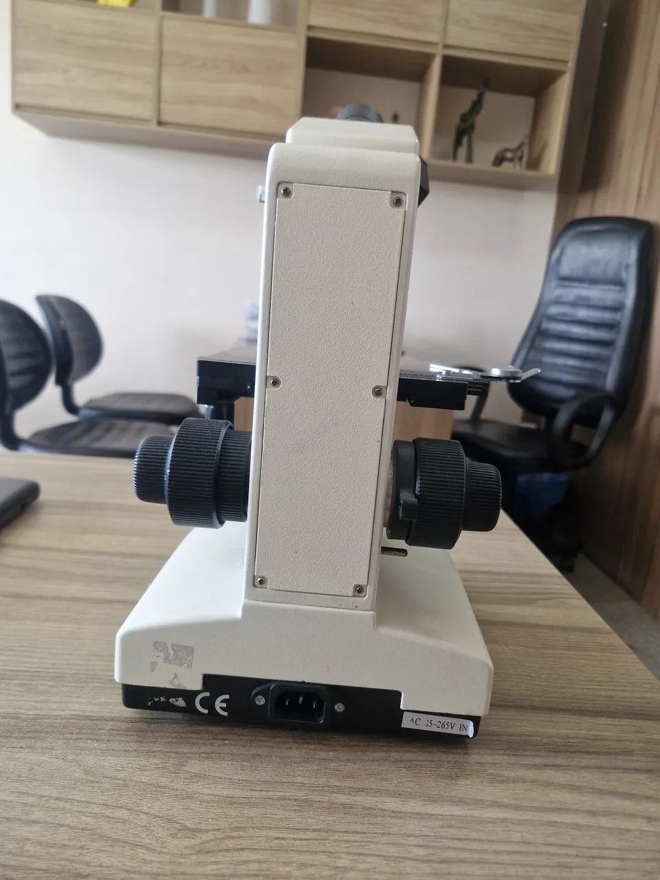 microscópio binocular Bioval 