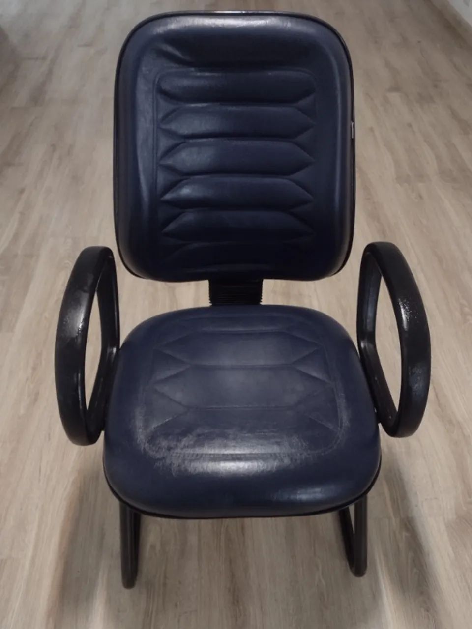 cadeira diretor com assento e encosto gomado cor azul escuro da móveis belo