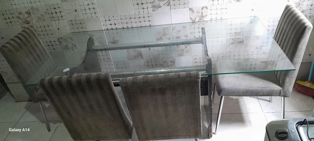 VENDO MESA DE VIDRO COM 6 CADEIRAS VALOR 700,00 REAIS  - Foto 4