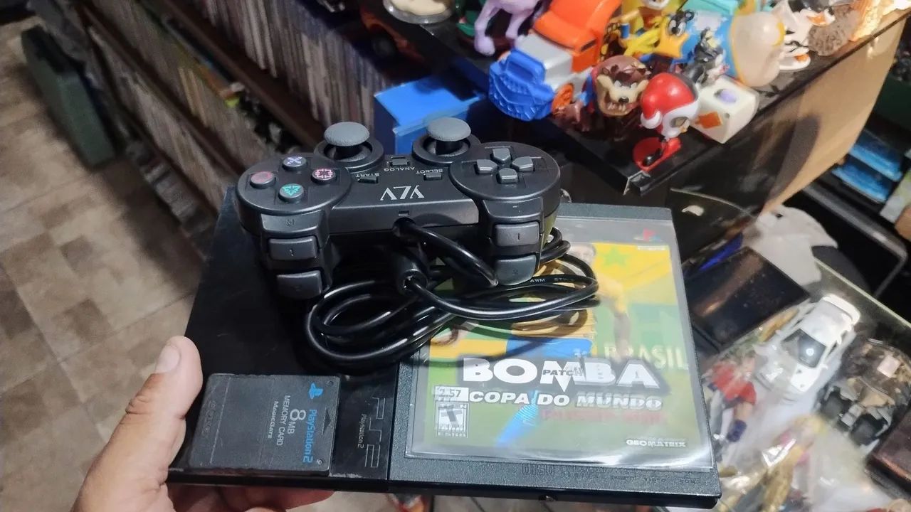 PlayStation 2 slim com detalhes