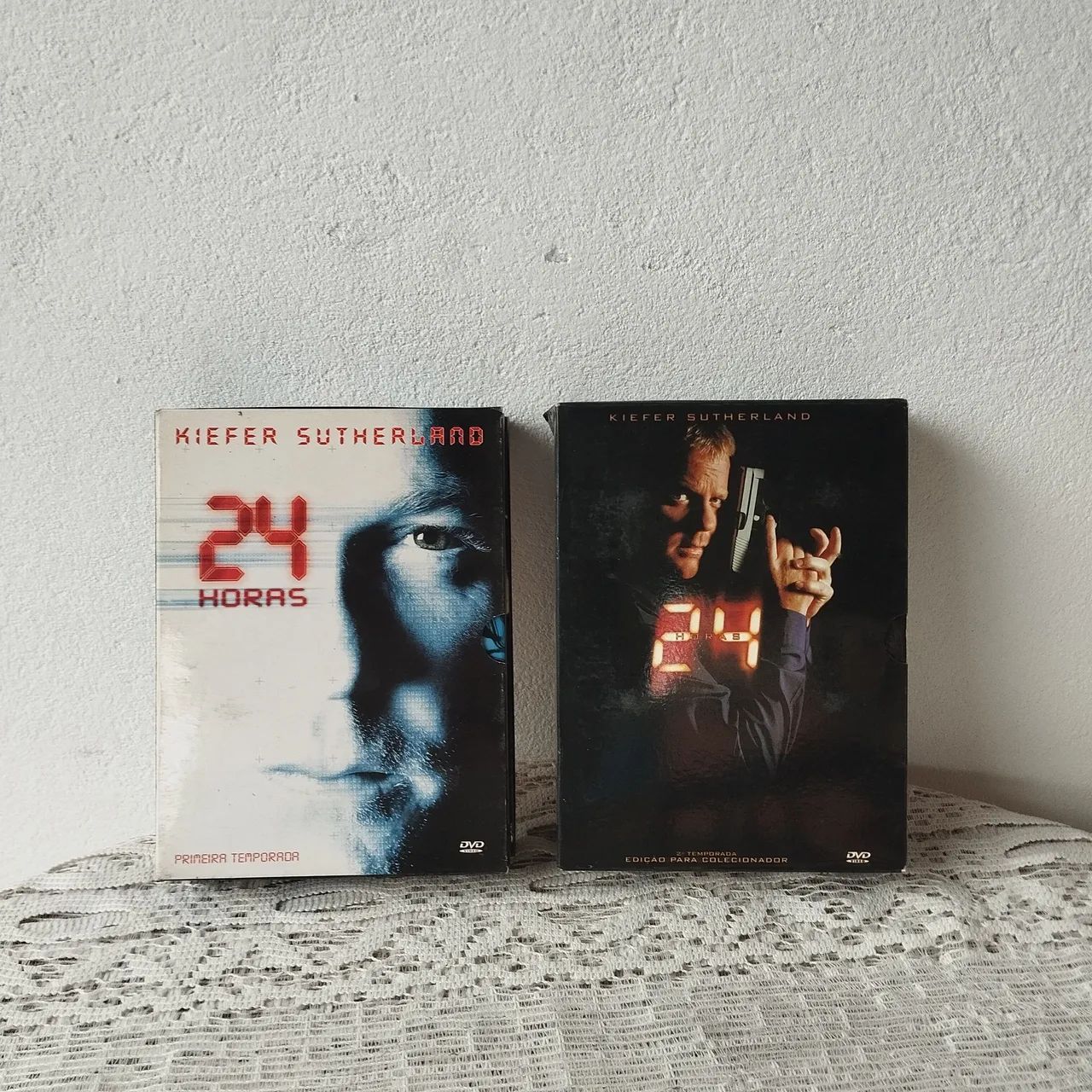 Kit Dois Boxes Série 24 Horas - DVD, Blu-Ray e Vídeo Cassete Kit Dois Boxes Série 24 Horas - DVD, Blu-Ray e Vídeo Cassete