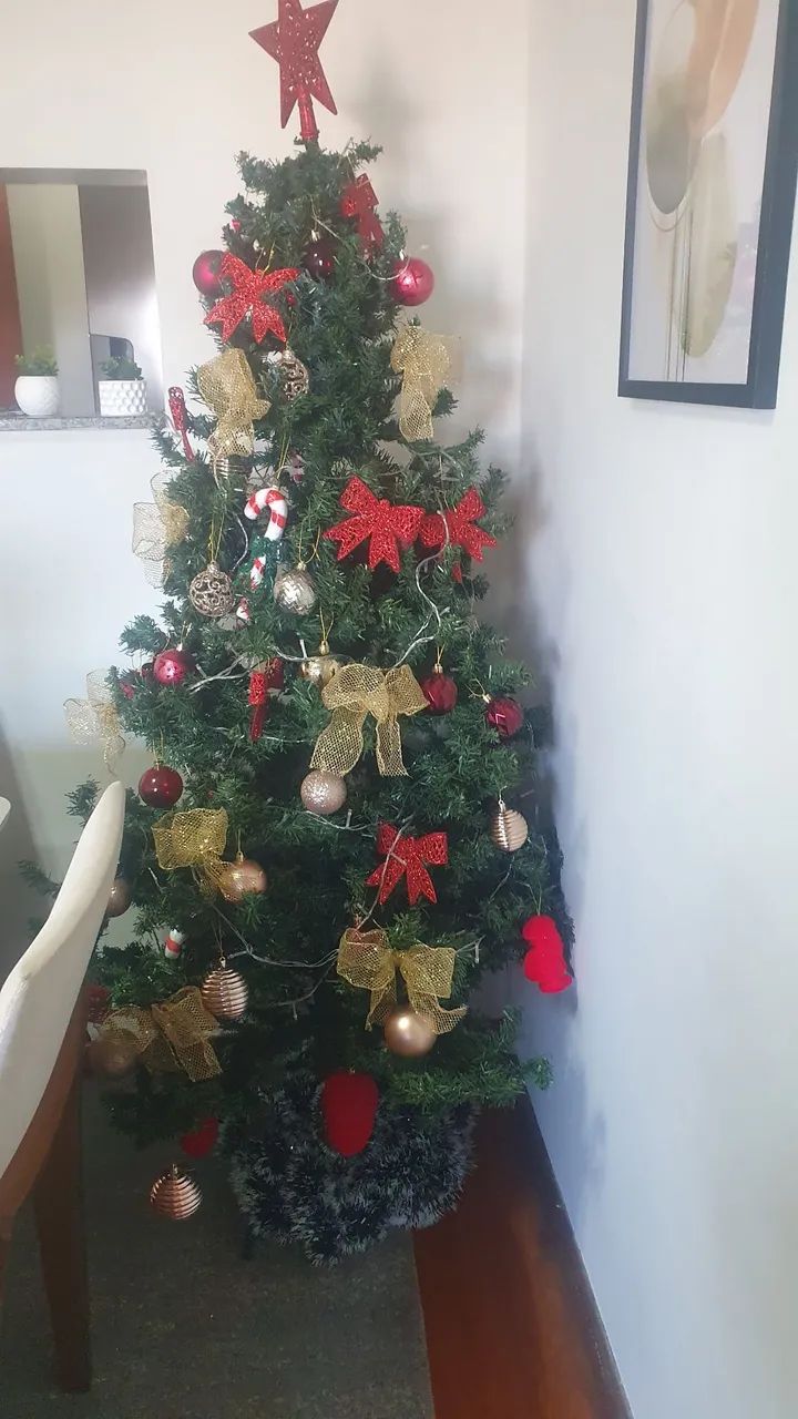 Arvore de Natal 1.80 com todos os enfeites e luzes  - Foto 2
