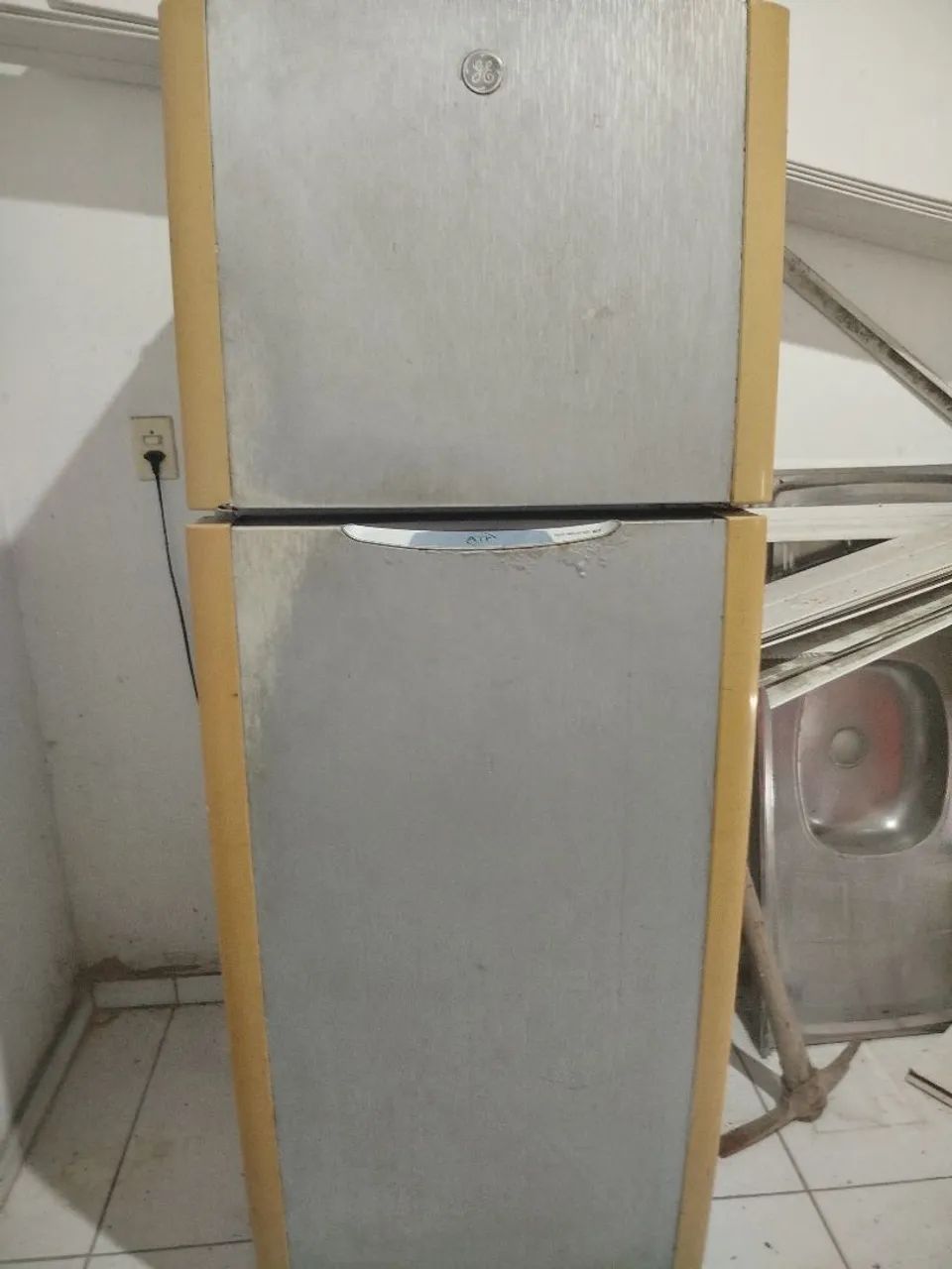 Vende se uma geladeira 