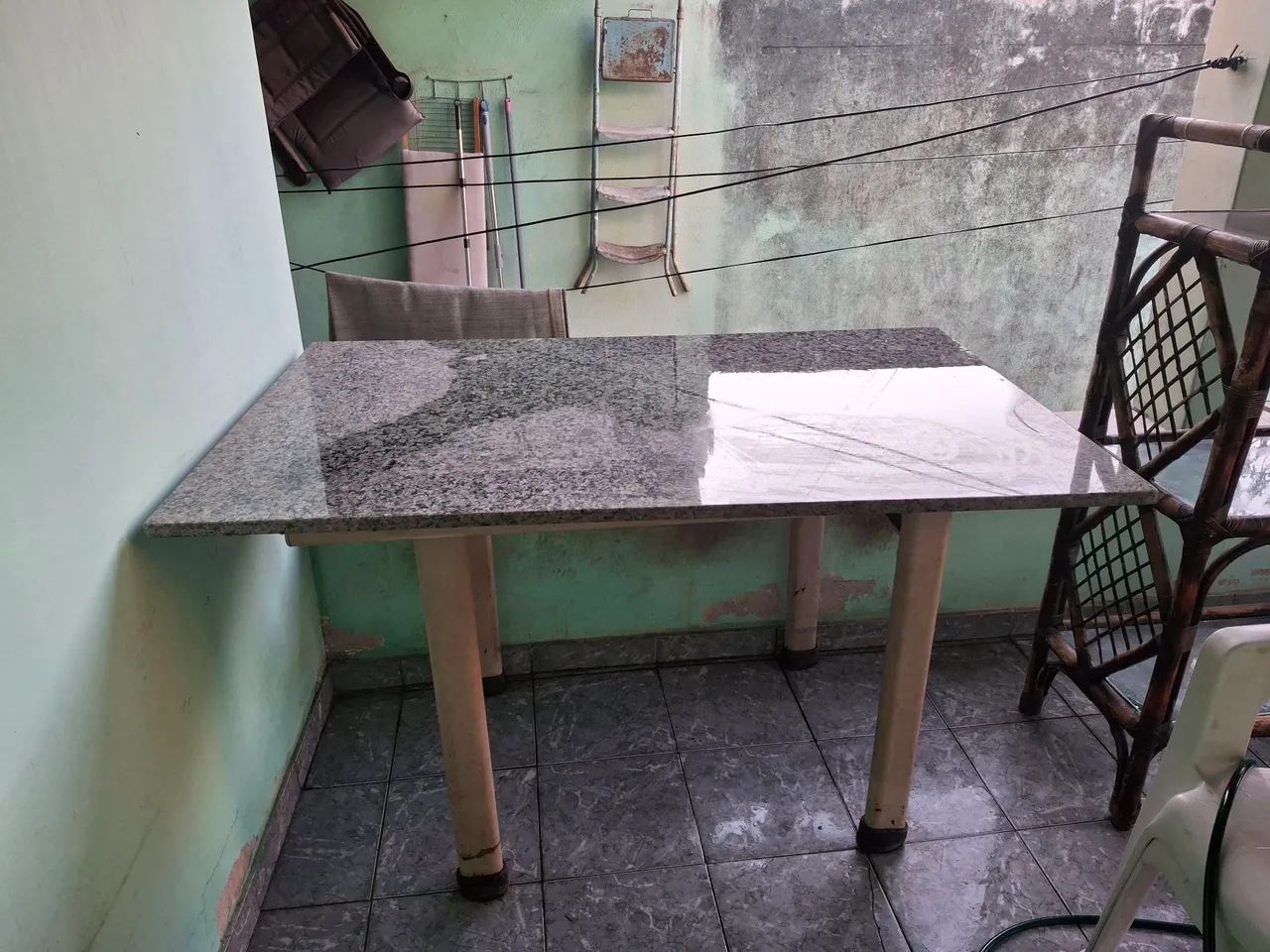 Mesa com tampo granito (parece mármore) 