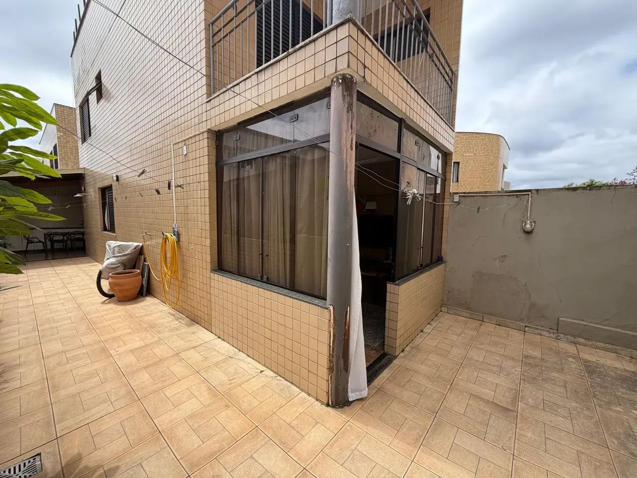 Apartamento com 3 quartos sendo 2 suítes 3 banheiros 2 vagas - Foto 2