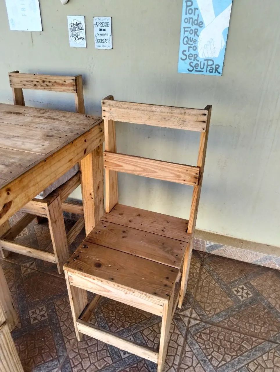 MESA PALLET COM 4 CADEIRAS  - Foto 2