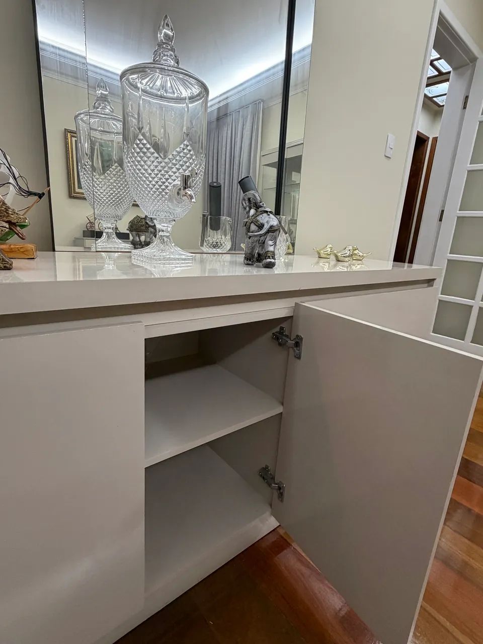 Vendo mesa de jantar,abajur de pé,espelho,buffet,aparador,cristaleira e 1 tv 55 polegadas  - Foto 3