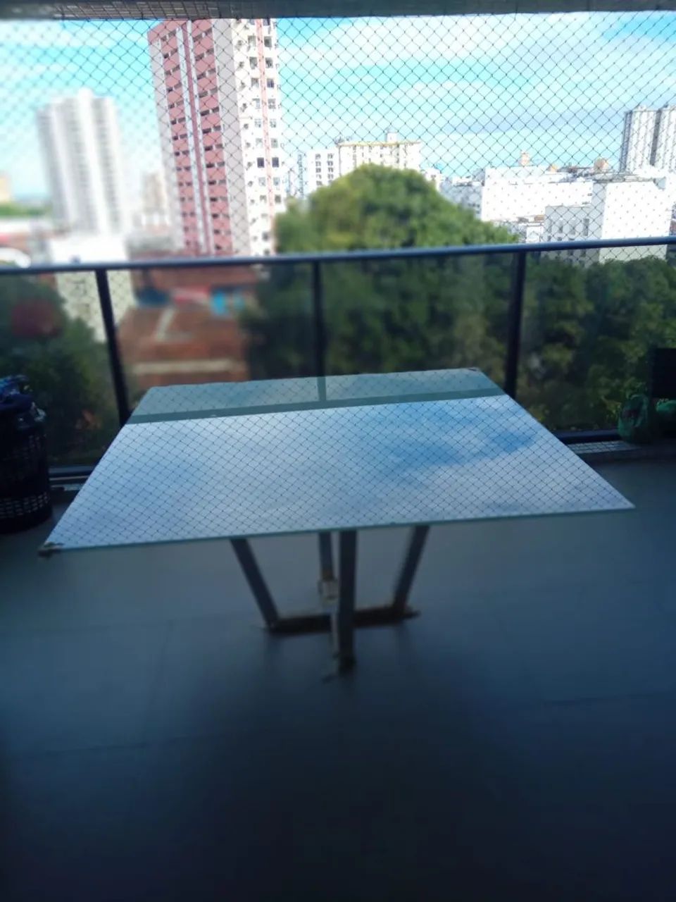 Mesa de vidro com a base de alumínio