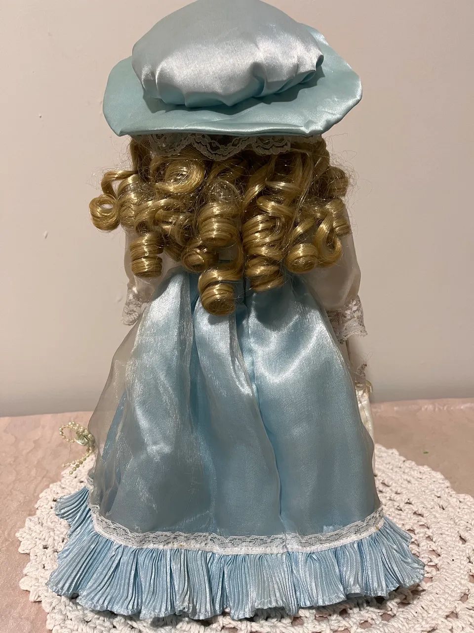 Boneca porcelana 45cm com óculos  - Foto 4