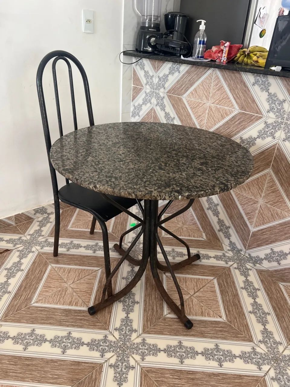 Mesa com base ferro e em cima de mármore  - Foto 2