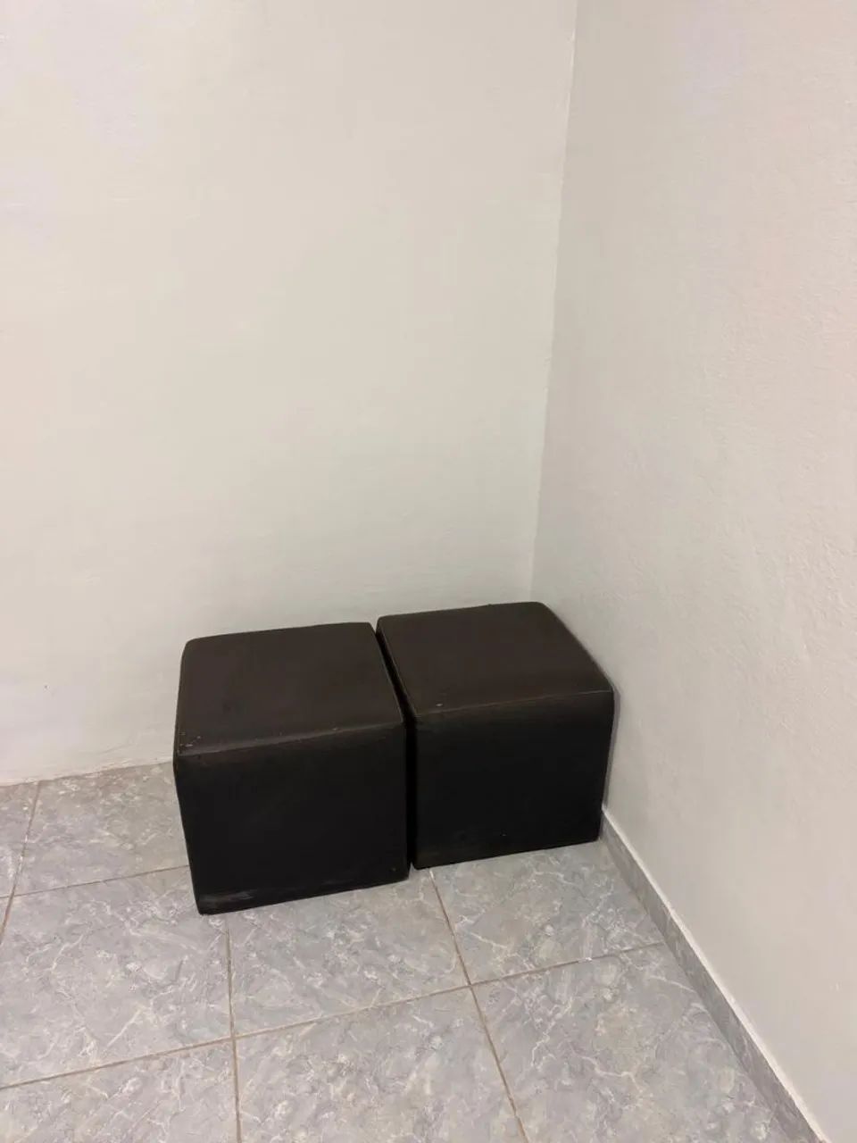 Sofá de couro c/ 2 puffs  - Foto 3