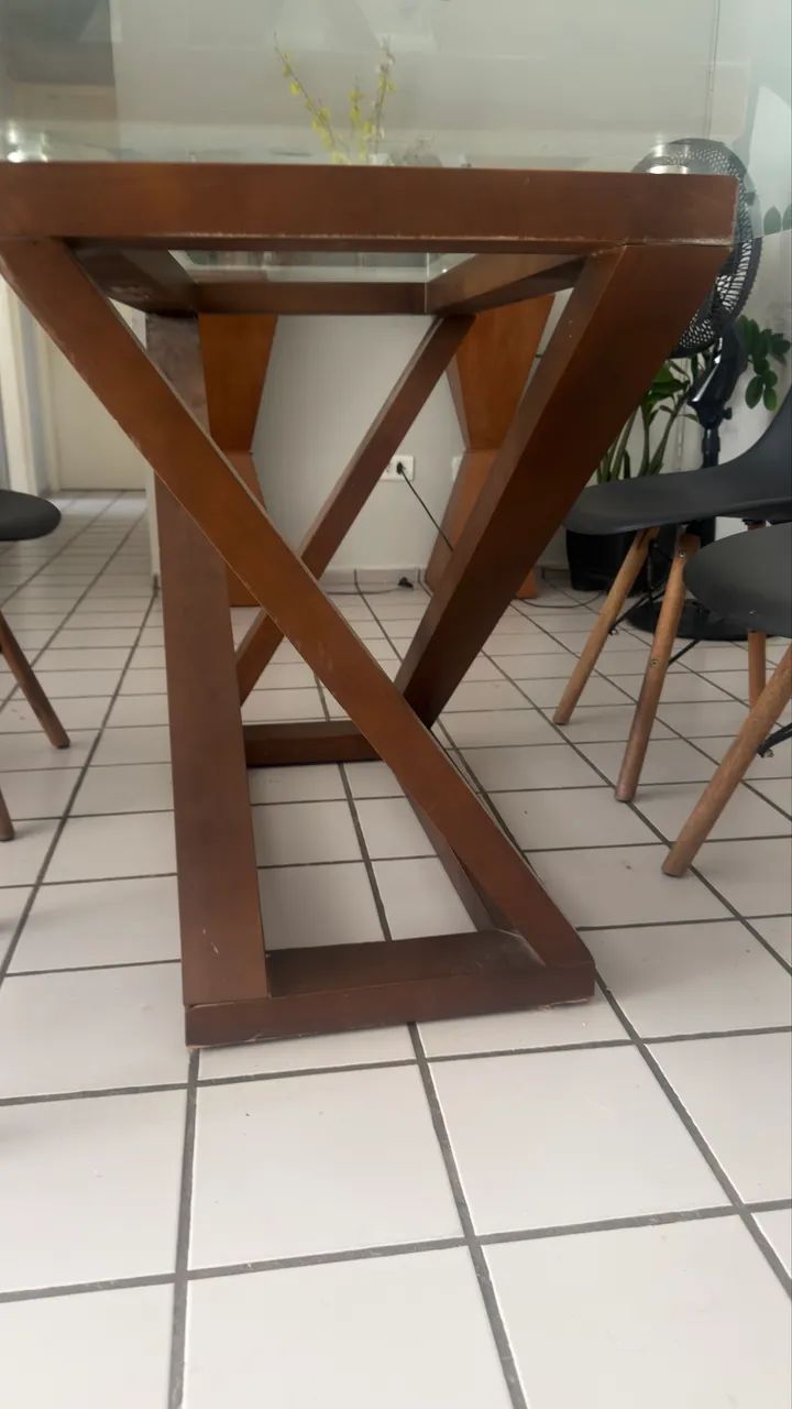 MESA DE MADEIRA COM VIDRO TEMPERADO(sem as cadeiras)  - Foto 4