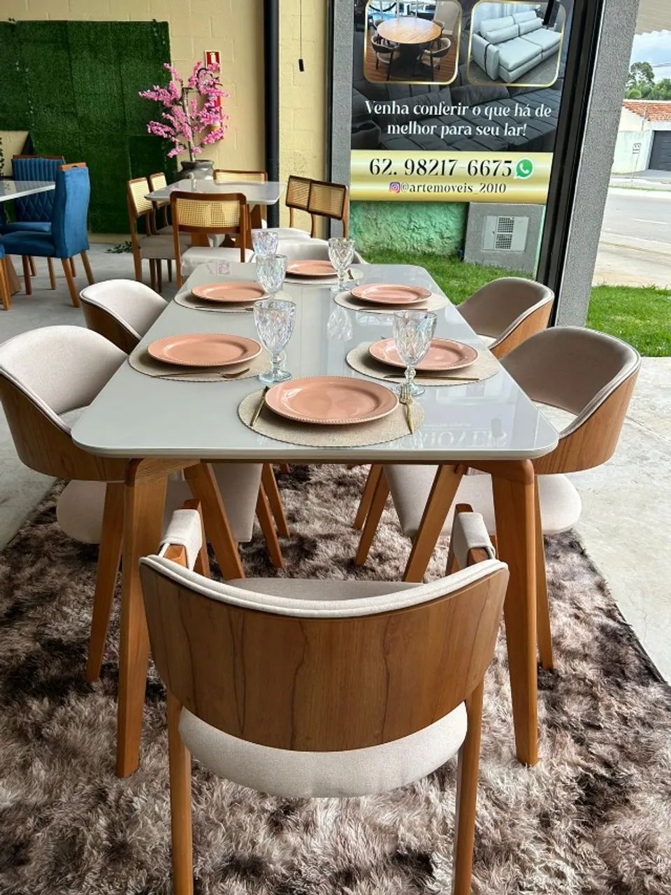 Mesa de Jantar com 06 cadeiras modelos poltronas