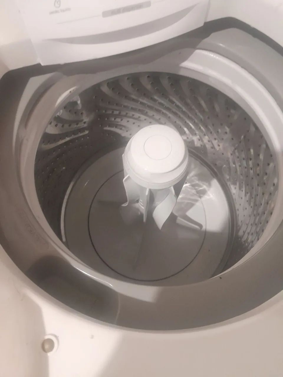  MAQUINA DE LAVAR BRASTEMP 11KG . DESCE UM POUCO DE AGUA POR BAIXO MAS FUNCIONA NORMAL. 