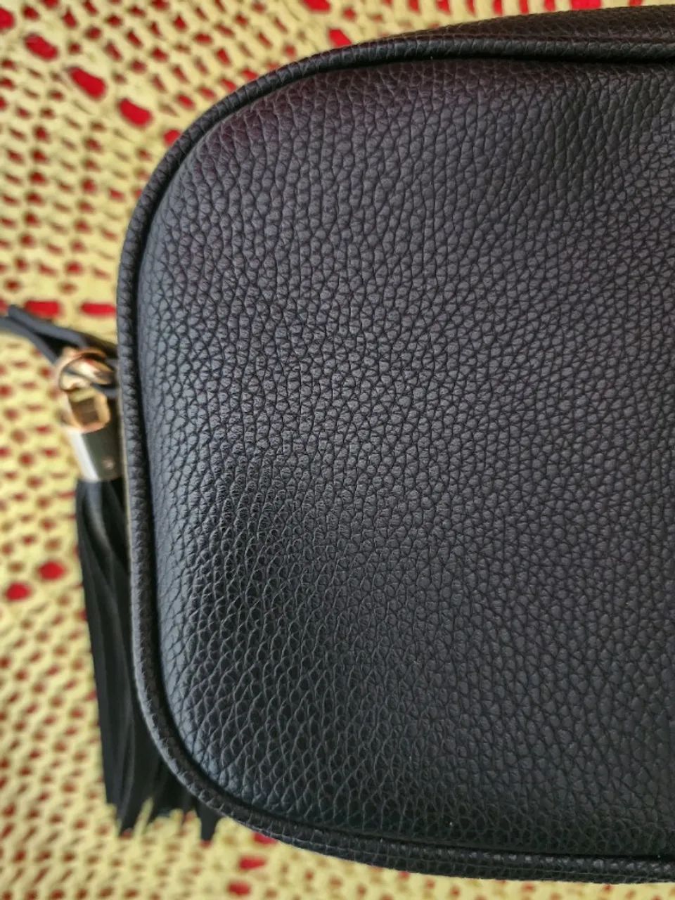 Bolsa preta transversal com tassel marca Satinato (nunca utilizada) - Foto 2