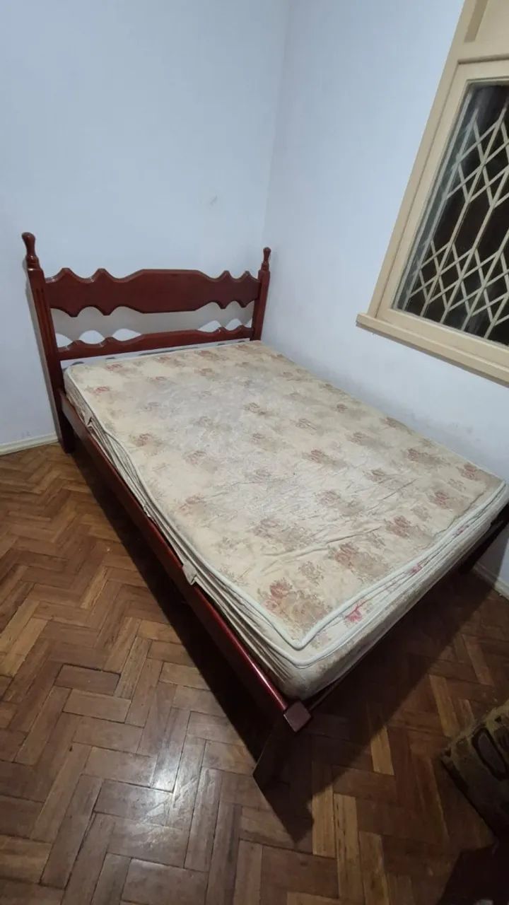 Cama de casal de madeira vintage