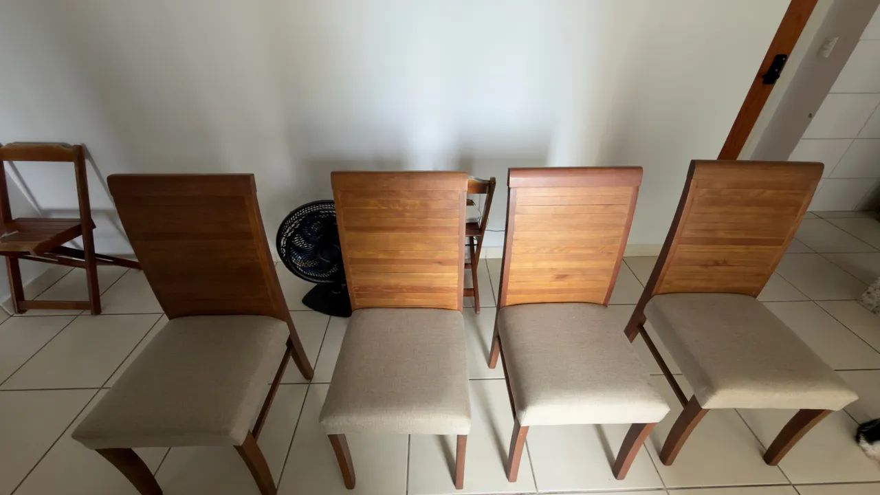 Vendo jogo com 04 Cadeiras de madeira maciça 
