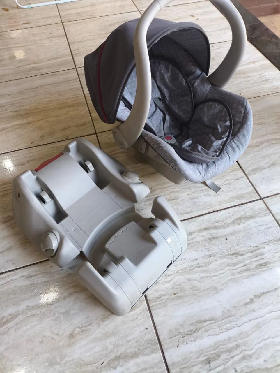 Bebê conforto com base, marca Galzerano