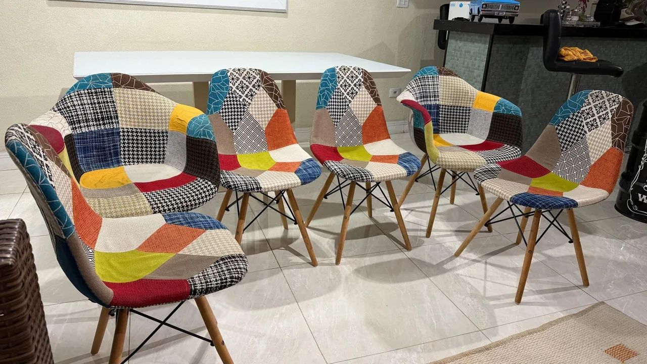 Mesa de Jantar com 6 Cadeiras Charles Eames Patchwork - Semi Nova - Lindas - Ótimo Preço  - Foto 2