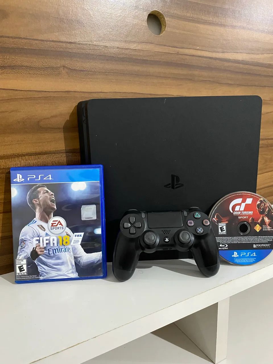 PlayStation 4 (PS4) Slim com controle e 2 jogos 
