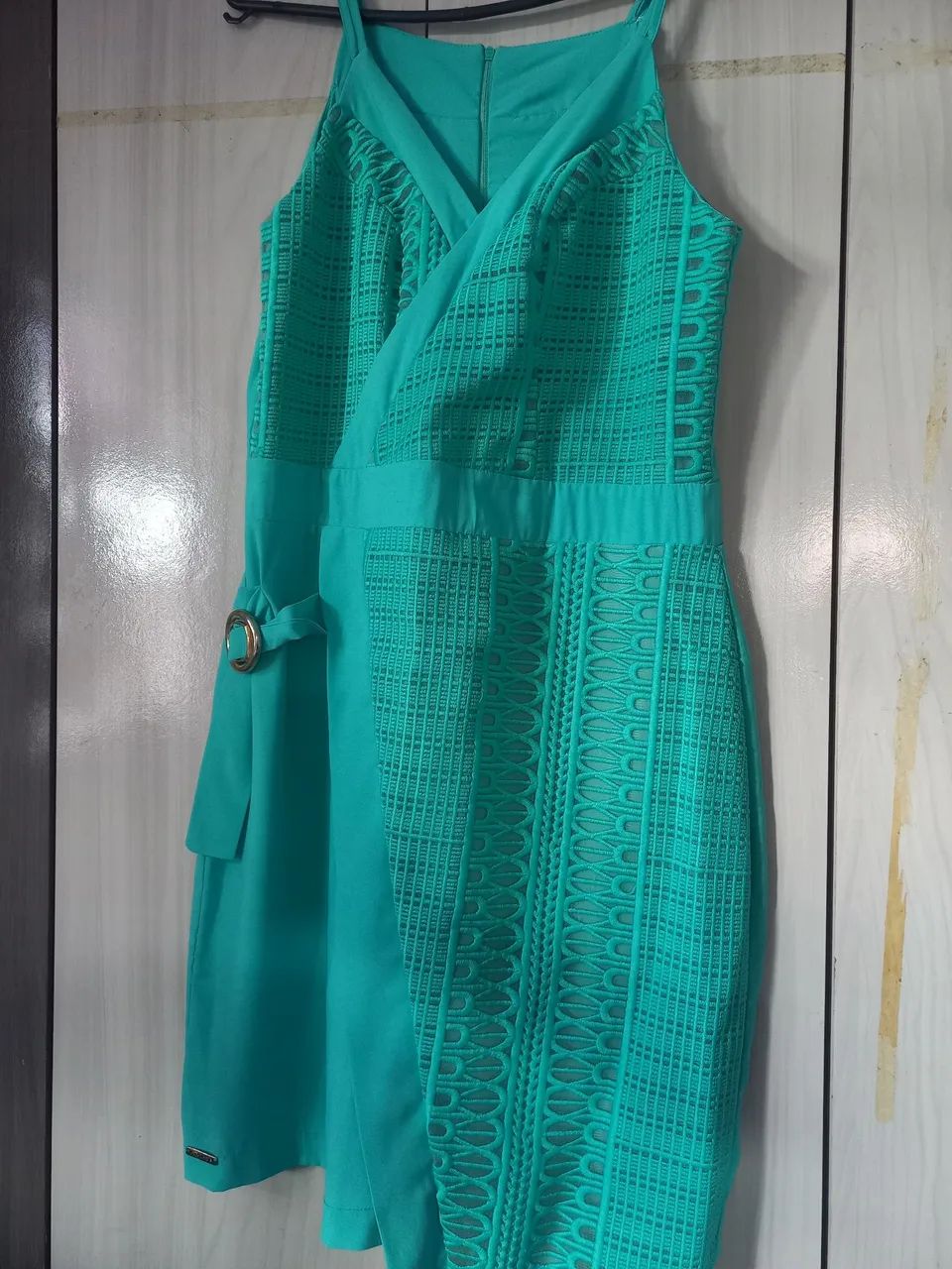 Vestido social de alça com renda