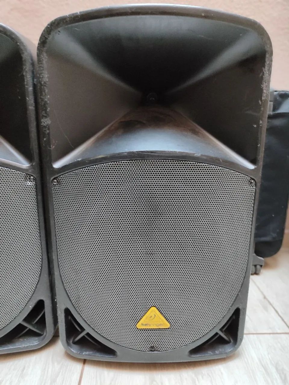 Caixa de Som Ativa Behringer Eurolive B115MP3