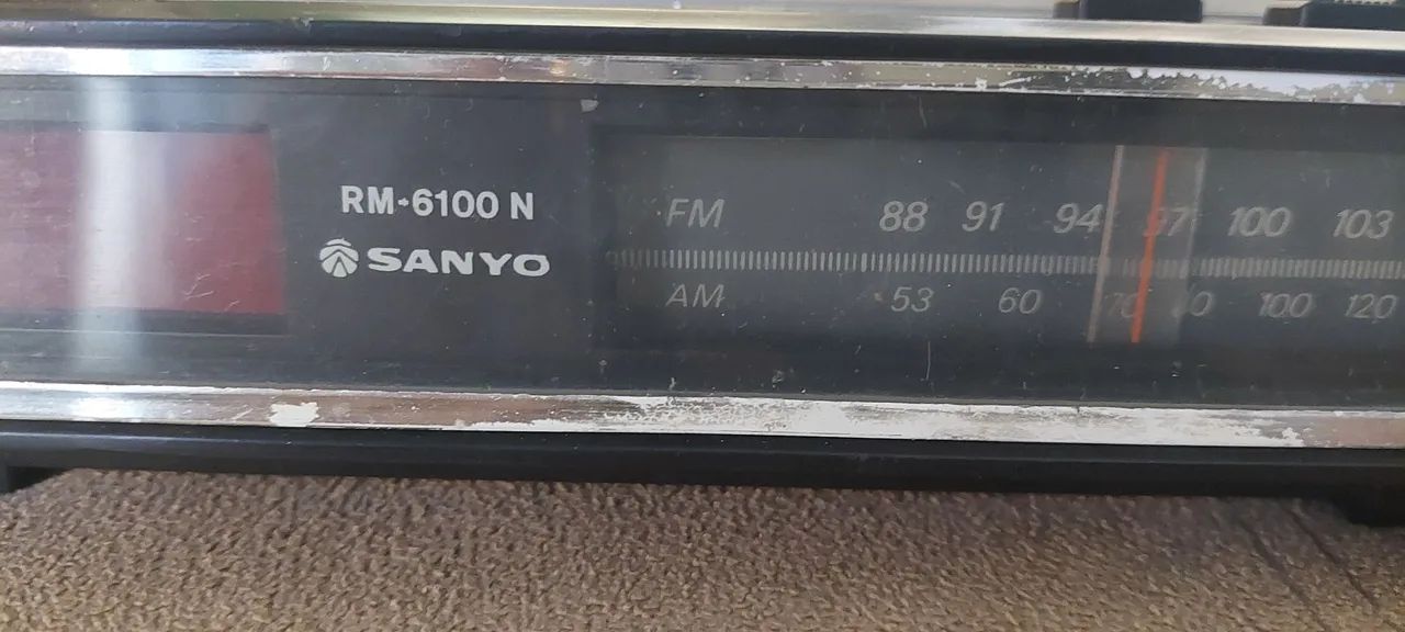 Rádio relógio Sanyo RM 6100 N antigo antiguidade uso enfeite decoração cenário anos 70/80 - Foto 2