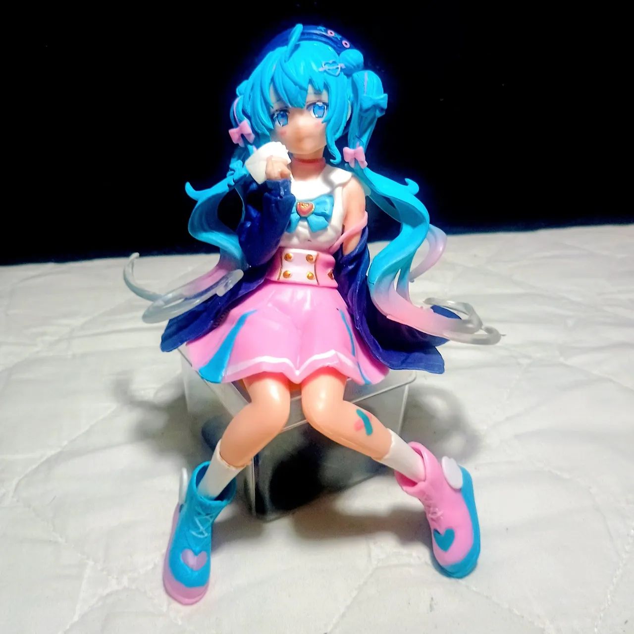 Hatsune Miku sentada  - Foto 2