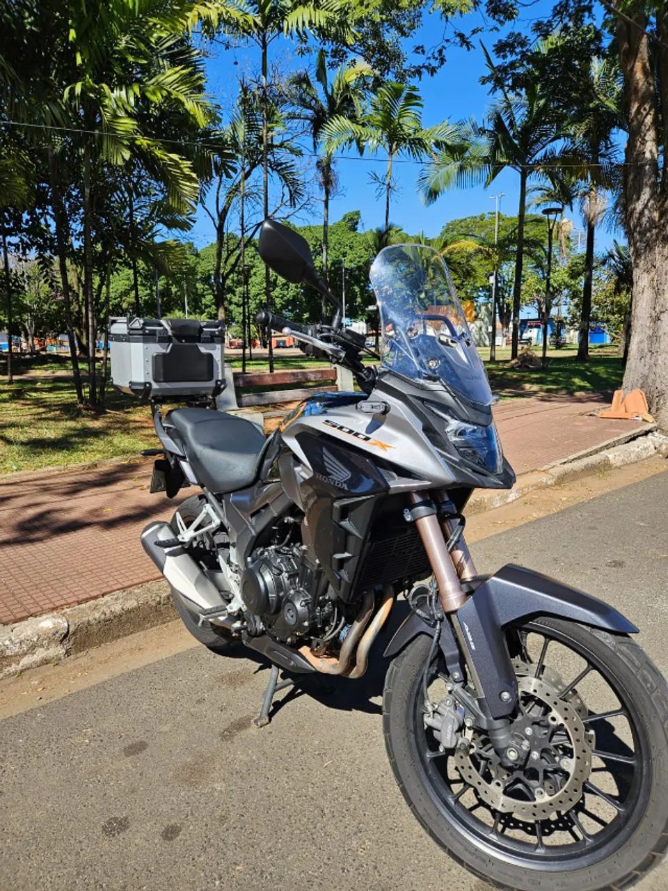 Honda CB500X Prata.