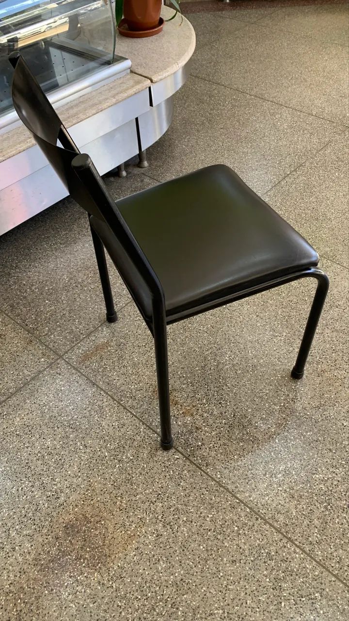 Vendo cadeiras de ferro com estofado da cor preta  - Foto 3